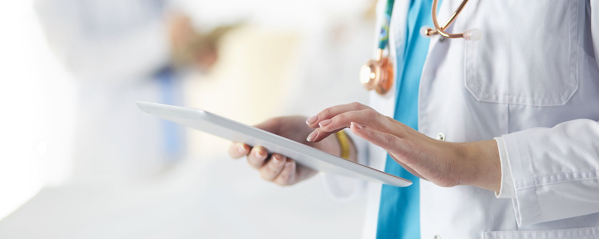 Eine Ärztin des Klinikverbunds Allgäu hält ein Tablet in der Hand.